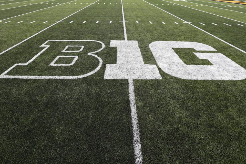 DOSYA - Big Ten logosu, Iowa City, Iowa, 31 Ağustos 2019'da Iowa ve Miami, Ohio arasındaki NCAA kolej futbol maçından önce sahada gösteriliyor. Tarih ve gelenek?  Big Ten ve Güneydoğu Konferansı, kolej futbolu dünyasını nasıl böleceğini belirlemek için sırayla zar atıyor.  (AP Fotoğrafı/Charlie Neibergall, Dosya)