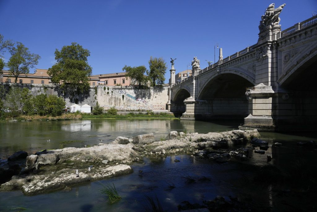 İtalya'daki kuraklık, Tiber üzerinde eski bir imparatorluk köprüsünü ortaya çıkardı