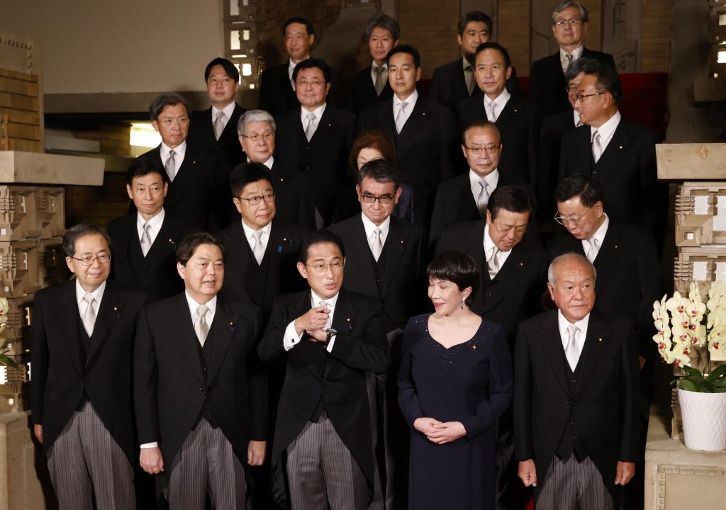 Japonya Başbakanı, kilise ilişkilerine verilen desteğin azalmasının ardından hükümeti arındırdı
