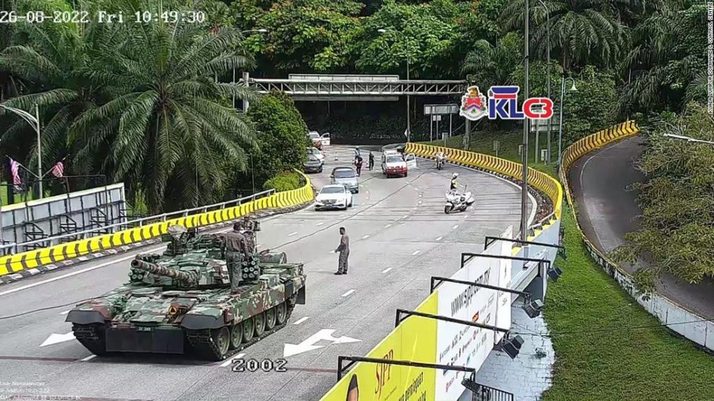 Malezya ordusu, Kuala Lumpur'da tank ve zırhlı araçların çökmesi nedeniyle özür diledi