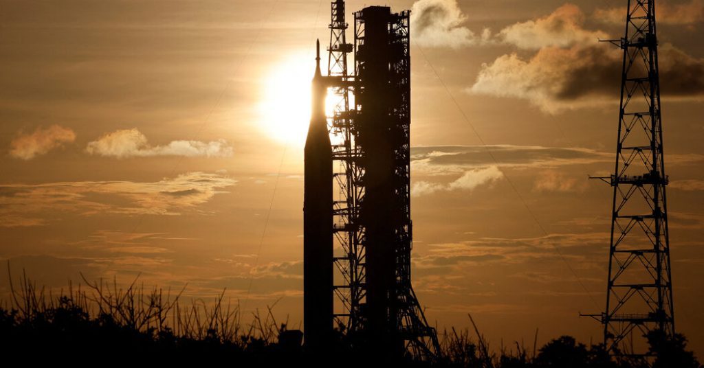 NASA'nın Artemis Ay Roketinin fırlatma rampasına kalkışını izleyin