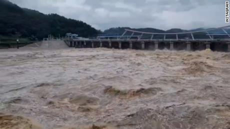 Güney Kore'nin Seul kentinde 8 Ağustos 2022'de şiddetli yağmur altında sel suları.