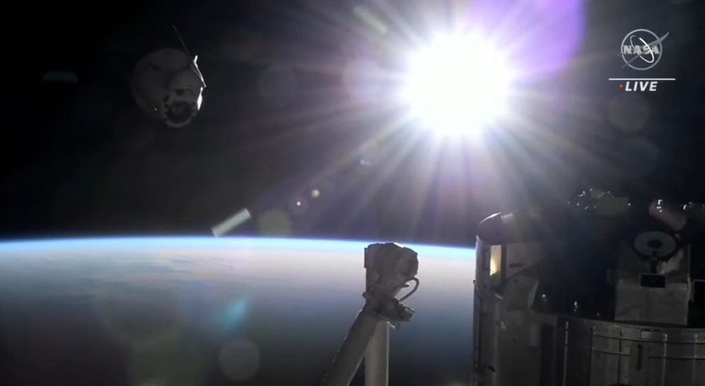 SpaceX Dragon kargo kapsülü, Dünya'ya dönüş yolculuğunda uzay istasyonundan ayrılıyor