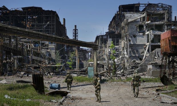 Rus askerleri, Rus kontrolündeki Donetsk bölgesindeki Mariupol'daki Metalurji Kombin Azovstal bölgesinde devriye geziyor.