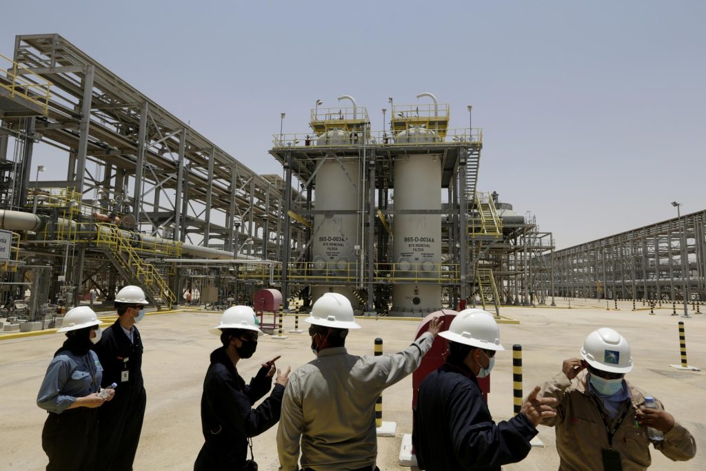 Yüksek petrol fiyatları, Saudi Aramco'nun ilk yarıda 88 milyar dolar kazanmasına yardımcı oldu