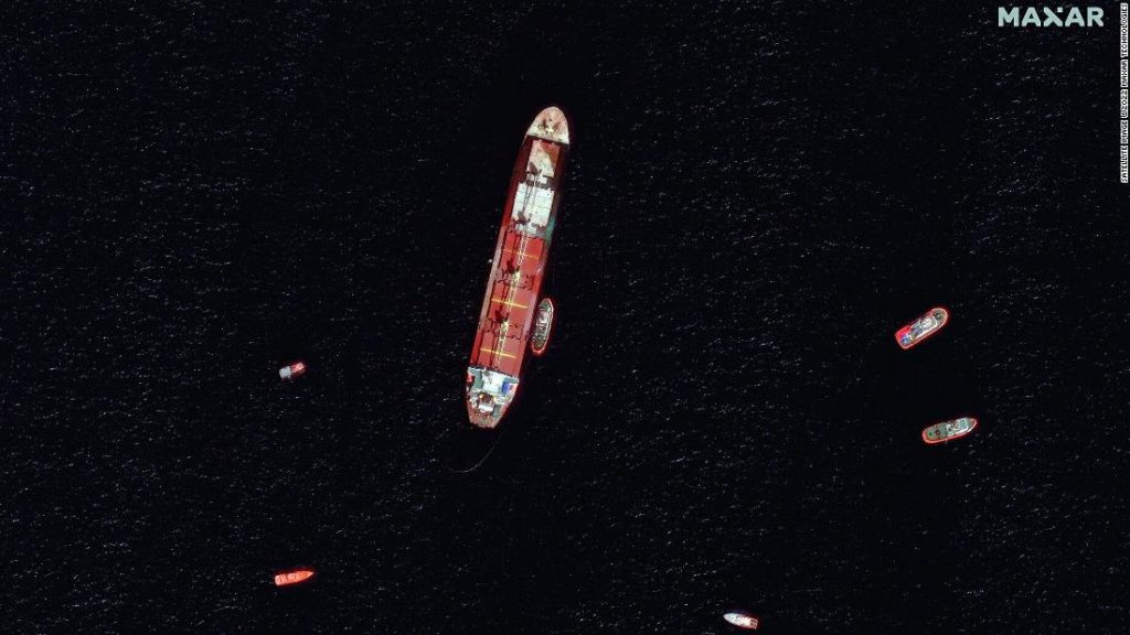 Cebelitarık, bir gaz tankeri ile çarpıştıktan sonra kıyıdaki bir kargo gemisinden dökülen petrolü durdurmak için zamanla yarışıyor