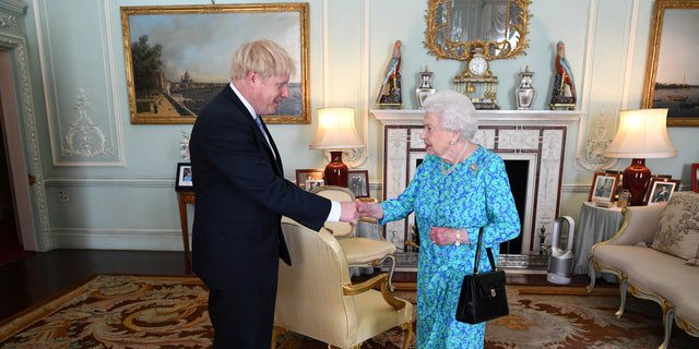 Kraliçe II. Elizabeth, 24 Temmuz 2019'da Londra'da kendisini yeni Başbakan olarak resmen tanıtacağı Buckingham Sarayı'ndaki bir toplantıda Boris Johnson'ı ağırlıyor. 
