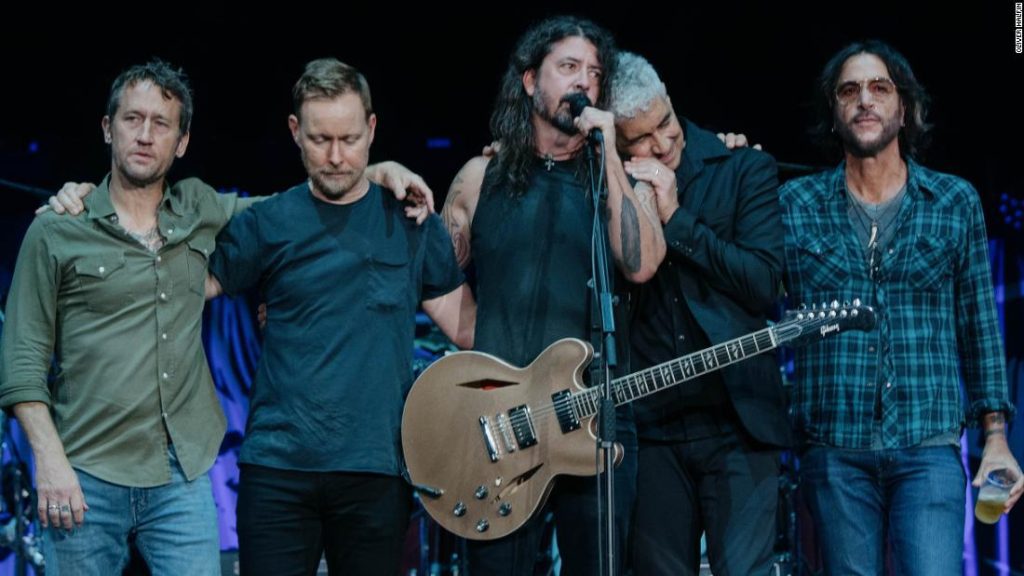 Foo Fighters, Londra'daki konserde davulcu Taylor Hawkins'i anıyor