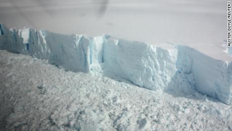 Uydu görüntüleri, dünyanın en büyük buz tabakasının önceden düşünülenden daha hızlı parçalandığını gösteriyor
