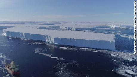 ABD Antarktika Programı araştırma gemisi Nathaniel B Palmer, 2019'da Thwaites'teki doğu buz sahanlığının yakınında faaliyet gösteriyor.