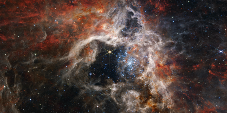 Webb'in çarpıcı yeni fotoğrafı on binlerce genç yıldızı ortaya çıkardı