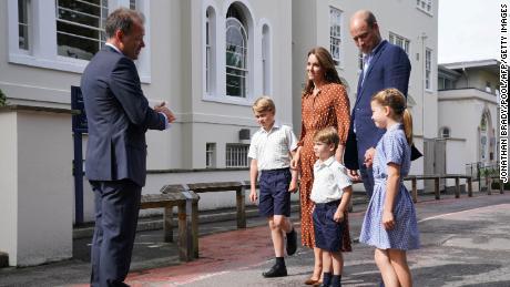 Perry (solda) "  çok heyecanlı "  Cambridge'in çocuklarını Lambroke Okulu'na davet etmek. 
