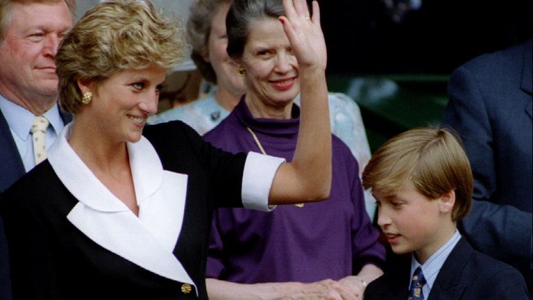 Galler Prensesi, oğlu Prens William ile birlikte 2 Temmuz'da tek bayanlar finali başlamadan önce Wimbledon Merkez Mahkemesi'ne geldi.