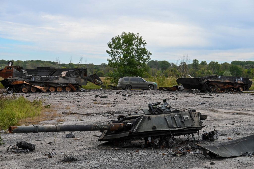 10 Eylül 2022'de Kharkiv bölgesindeki Balaklia'da çekilen bu fotoğraf, yok edilmiş bir askeri tankı gösteriyor.