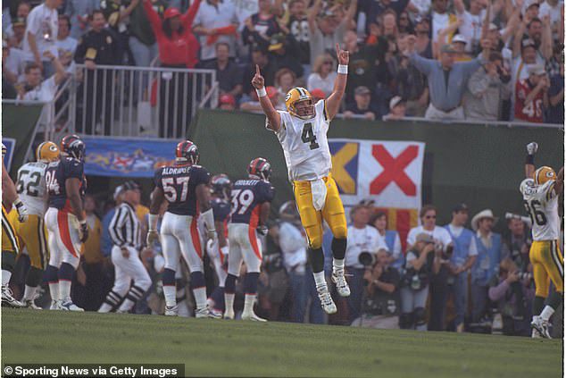 Favre, Packers ile 1998'de (resimde) NFL Hall of Famer ve Super Bowl'u kazandı.