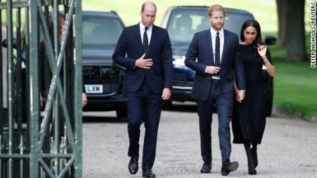 William ve Harry, Kraliçe'nin tabutunun arkasındaki sessiz bir geçit töreninde Kral Charles'a katılacak