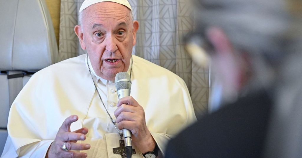 Papa, Ukrayna'ya silah sağlamanın meşru müdafaa için ahlaki olarak kabul edilebilir olduğunu söyledi