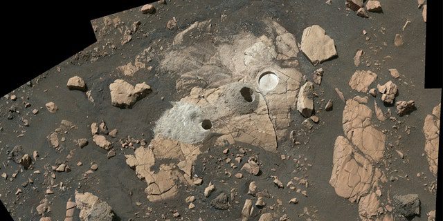 Bu mozaik, NASA'nın Mars sondasından alınan birçok görüntüden oluşuyor ve adı verilen kayalık bir çıkıntıyı gösteriyor. "Vahşi Kedi Sırtı" Gezici iki kayalık çekirdek çıkardı ve kayanın bileşimini kontrol etmek için dairesel bir yama kazıdı. 