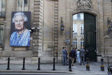 İngiltere Kraliçesi II. Elizabeth'in bir portresi 8 Eylül 2022'de Paris, Fransa'daki İngiliz Büyükelçiliği önünde asılı. 8 Eylül 2022'de Buckingham Sarayı'ndan yapılan açıklamaya göre, İngiltere Kraliçesi II. Elizabeth İskoç evi Balmoral Kalesi'nde tıbbi gözetim altında. Kralın sağlığıyla ilgilenen doktorlarının tavsiyesi üzerine. 96 yaşında.  Kraliçe Elizabeth'in tıbbi gözetim altında olduğu bildirildi, Paris, Fransa - 08 Eylül 2022