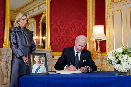 Başkan Joe Biden, Kraliçe II. Elizabeth'in ölümünün ardından Londra'daki Lancaster House'da First Lady Jill Biden Royals Biden, Londra, İngiltere'ye bakarken bir taziye defteri imzaladı - 18 Eylül 2022