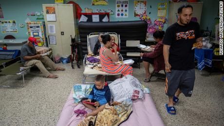 Kasırgadan tahliye edilenler Guayanila, Porto Riko'daki bir devlet okuluna sığınıyor.