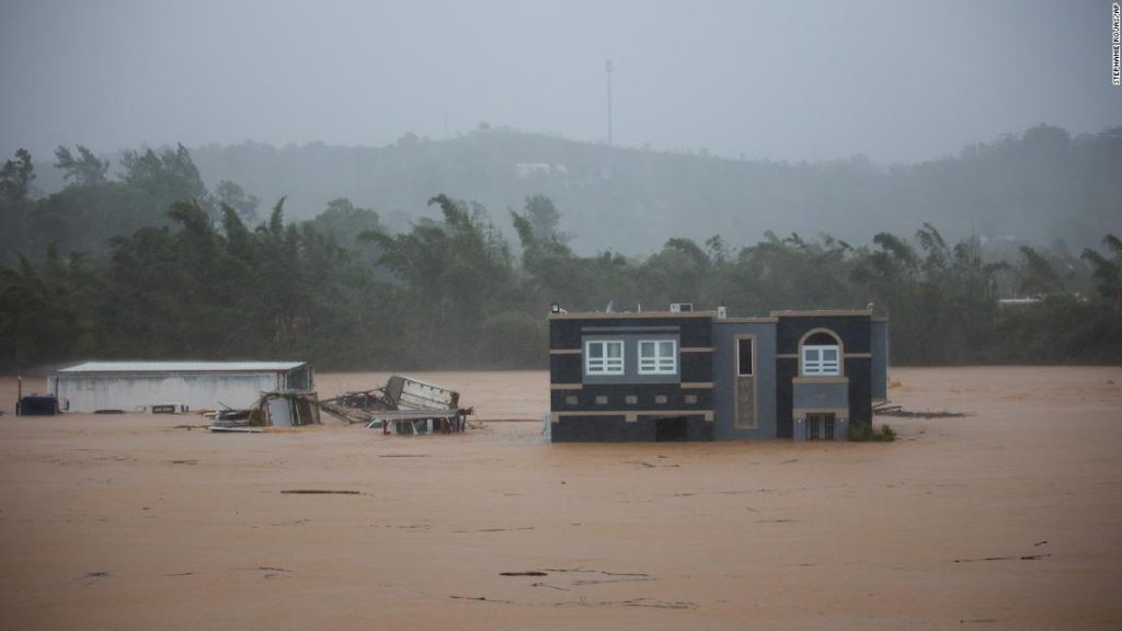 Fiona Kasırgası: Porto Riko, Dominik Cumhuriyeti'ni vurmadan önce sel ve elektrik kesintileriyle Porto Riko'yu vurduğunda 1000 kişi kurtarıldı