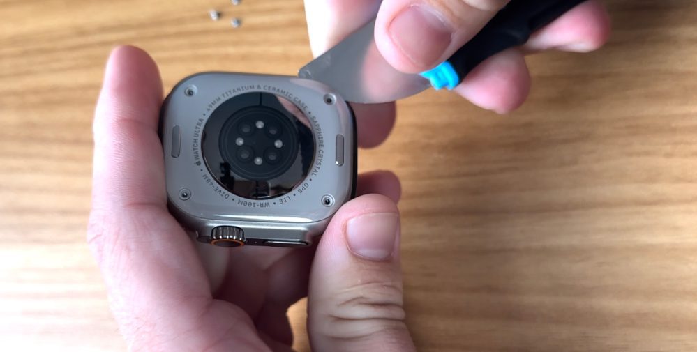 Açık bir Apple Watch Ultra'ya bakmak