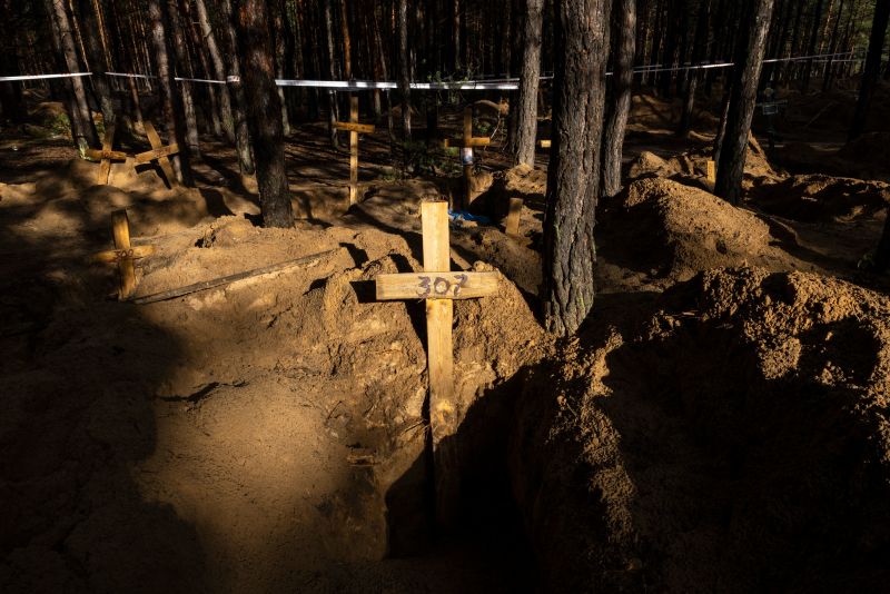 İzium'da toplu mezarlık alanı: cesetlerin işkence ve sakatlanma belirtileri