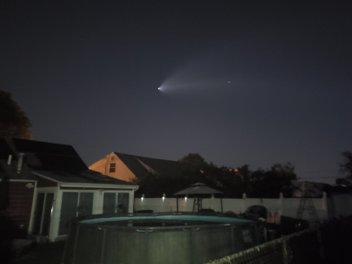 Cartart üzerinde bir SpaceX Falcon 9 roketinin buhar izi.  Görüntü izleyicinin izniyle News 12 New Jersey izleyicisi Joanne Best Pollman.