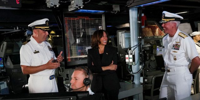 ABD Başkan Yardımcısı Kamala Harris, 28 Eylül 2022'de Kanagawa Eyaleti, Yokosuka Deniz Üssü'ndeki USS Howard'daki Savaş Bilgi Merkezi'ndeki (CIC) ABD Donanması personeli tarafından bilgilendirildi.