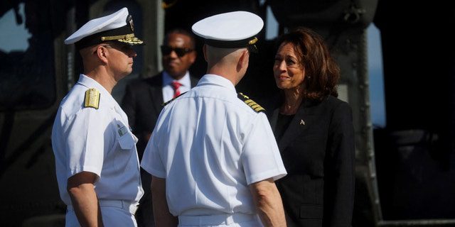 Ordu mensupları, 28 Eylül 2022'de Kanagawa Eyaleti, Yokosuka'daki Deniz Üssü'nde ABD Başkan Yardımcısı Kamala Harris'i selamlıyor. 