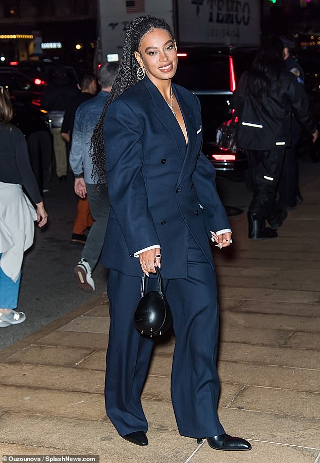 Onur konuğu: 36 yaşındaki Solange Knowles, Çarşamba günü bale topluluğuyla birlikte sahne aldığı New York'taki 2022 Sonbahar Moda Galasına geldiğinde kulaktan kulağa göz kamaştırdı.