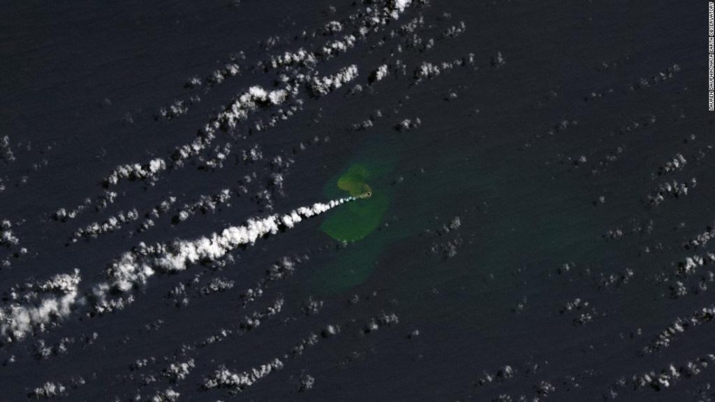 Bebek Adası, bir sualtı yanardağının patlamasından sonra Pasifik Okyanusu'nda ortaya çıktı