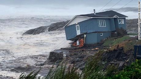 Cumartesi günü Port au Bask Ülkesi, Newfoundland ve Labrador'da Tropik Fırtına Fiona'nın neden olduğu şiddetli rüzgarlarla savaşan bir ev.