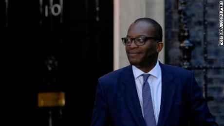 İngiltere Maliye Bakanı Kwasi Quarting, 6 Eylül 2022'de Londra, İngiltere'de 10 Downing Street'in önünde yürüyor. 