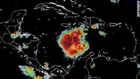 Tropik Fırtına Ian Karayipler'de yoğunlaşıyor ve Florida'ya gidiyor