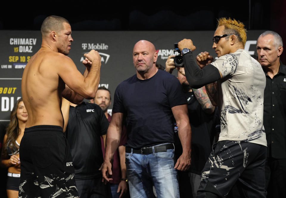 LAS VEGAS, NV - 09 Eylül: (LR) Rakipler Nate Diaz ve Tony Ferguson, 09 Eylül 2022'de Las Vegas, Nevada'da MGM Grand Garden Arena'da düzenlenen UFC 279 şenlikli maçı sırasında karşı karşıya geldi.  (Fotoğraf: Jeff Butare/Zuffa LLC)