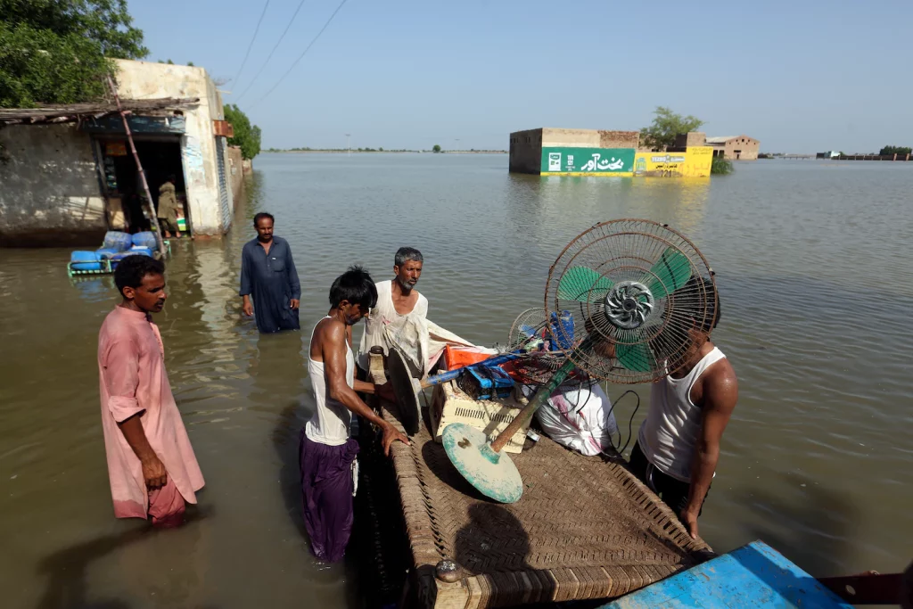 Pakistan'ın Manchar Gölü, seller kötüleşirken kıyılarında patladı