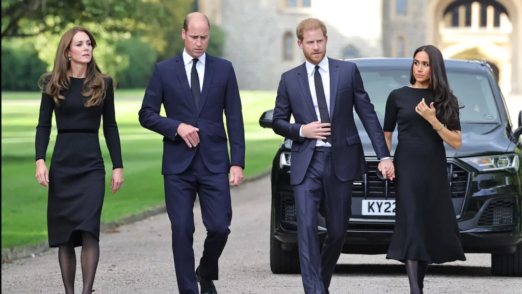 Prens William ve Harry, Catherine ve Meghan ile yas tutanları selamlıyor