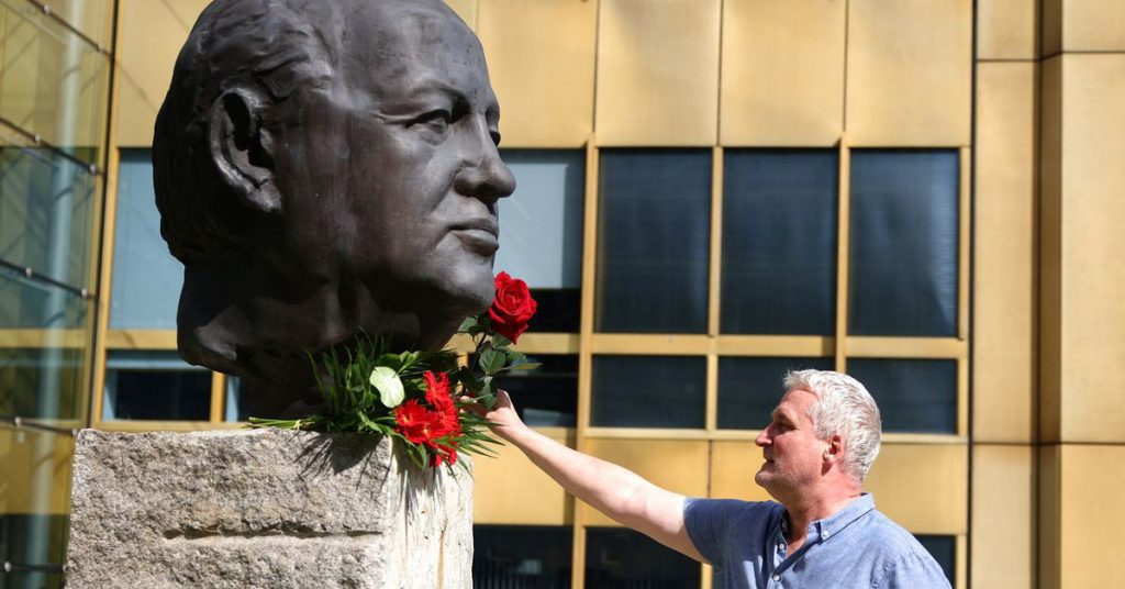 Putin Gorbaçov devlet cenazesi düzenlediğini yalanladı ve uzak duracak
