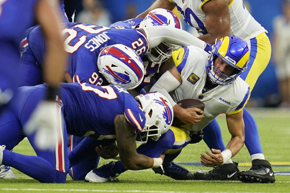Matthew Stafford (sağda) ve Rams'ın faturalara karşı hücumu için eğlenceli bir gece değildi.  (AP Fotoğrafı/Ashley Landis)