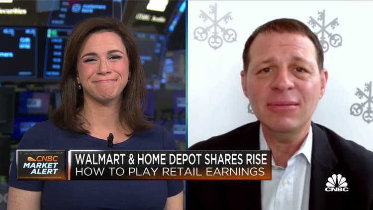 UBS'den Michael Lasser, önümüzdeki 12 ay içinde Walmart ve Home Depot'ta para kazanabileceğinizi söylüyor.