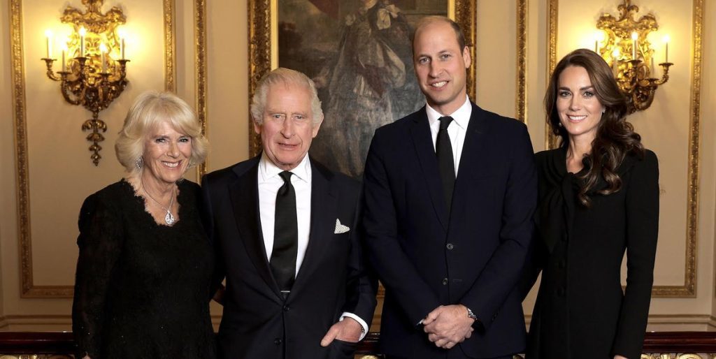 Yeni bir selfie'de Kral Charles, Kraliçe Camilla, Prens William ve Prenses Kate'i görün