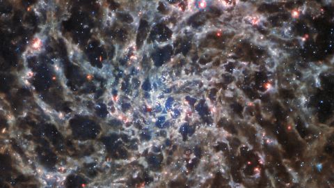 Webb Teleskobu, 29 milyon ışıkyılı uzaklıkta bulunan sarmal gökada IC 5332'yi tespit etti.