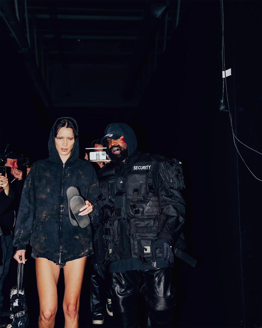 Kanye West, Paris'teki çamurlu Balenciaga Moda Haftası sırasında podyumda göründü