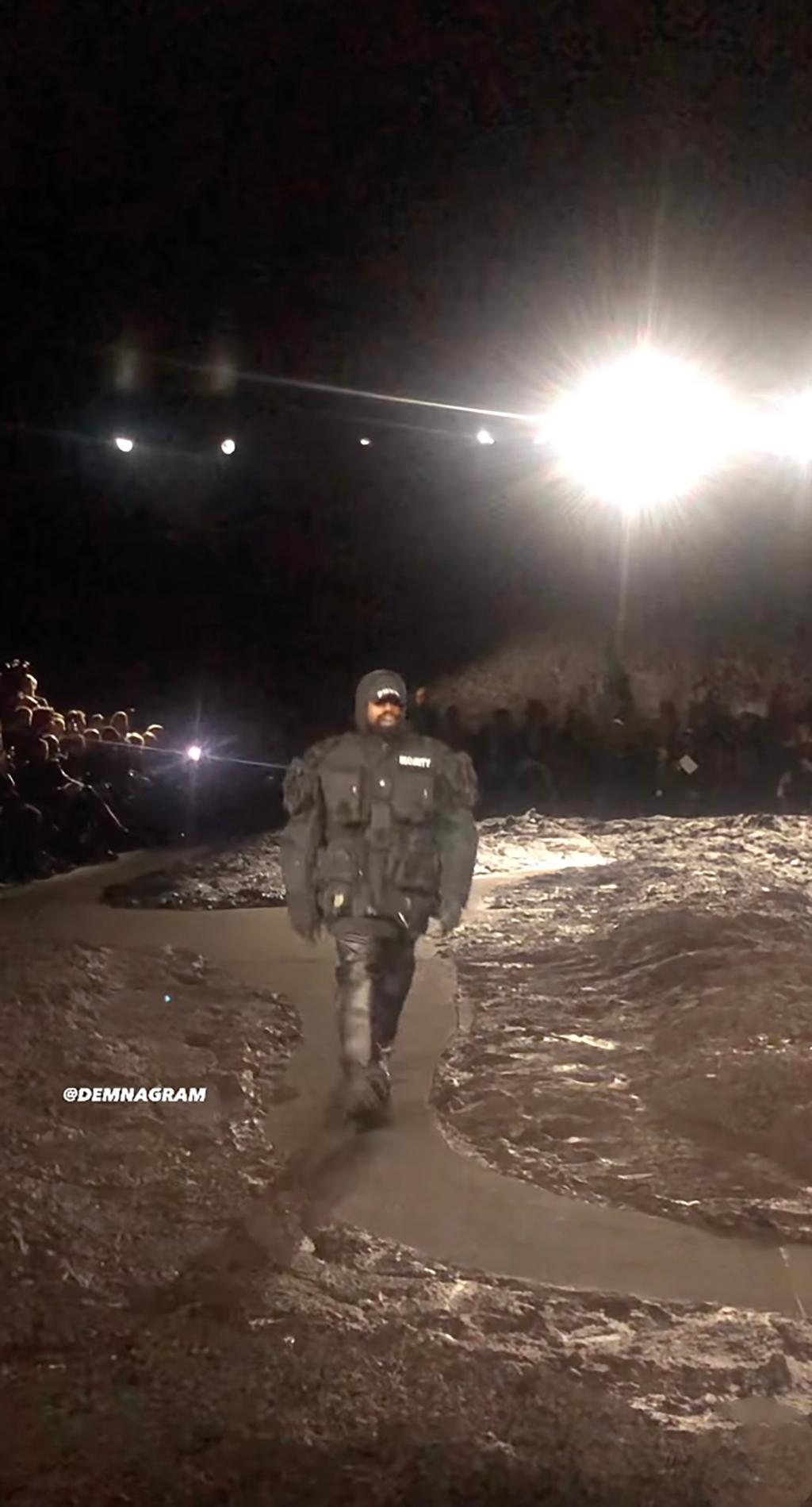 Kanye West, Paris'teki çamurlu Balenciaga Moda Haftası sırasında podyumda göründü
