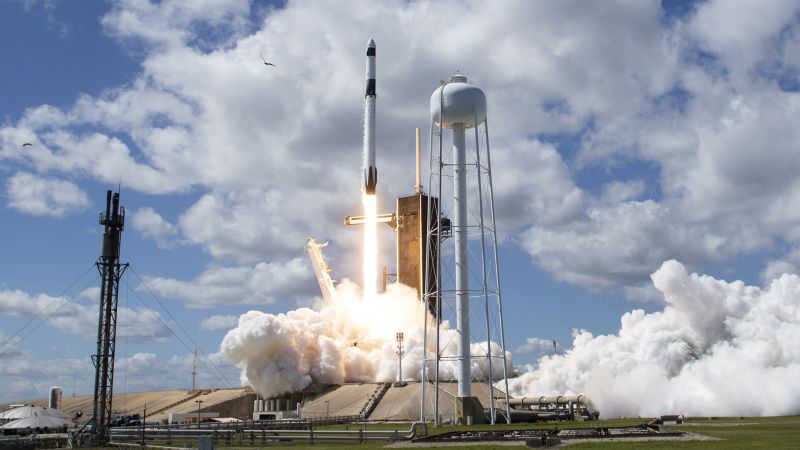 Uluslararası astronotları taşıyan Uluslararası Uzay İstasyonu ile kenetlenecek bir SpaceX kapsülü