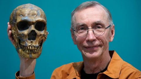 İsveçli bilim adamı Svante Pääbo, bir Neandertal iskeletinin bir kopyasını sergiliyor.