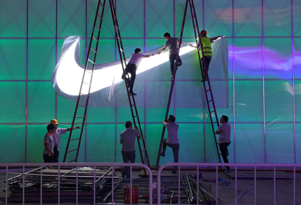 İşçiler 28 Ağustos 2019'da Pekin, Çin'deki Wukesong Arena'nın dışına Nike logolu bir lamba yerleştiriyor. Fotoğraf 28 Ağustos 2019'da çekildi. REUTERS / Tingshu Wang