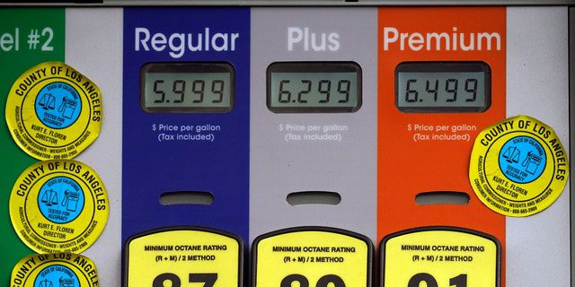 Yüksek benzin fiyatları, 7 Kasım 2021 Pazar, Beverly Hills, California'da tam hizmet veren bir benzin istasyonunda ilan edildi. Amerika Birleşik Devletleri'nde normal benzinin ortalama fiyatı, son iki hafta içinde 5 sent artarak galon başına 3,49 dolara çıktı.  (Fotoğraf: Associated Press/ Damien Devarganis)